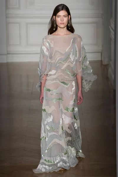 Look 16